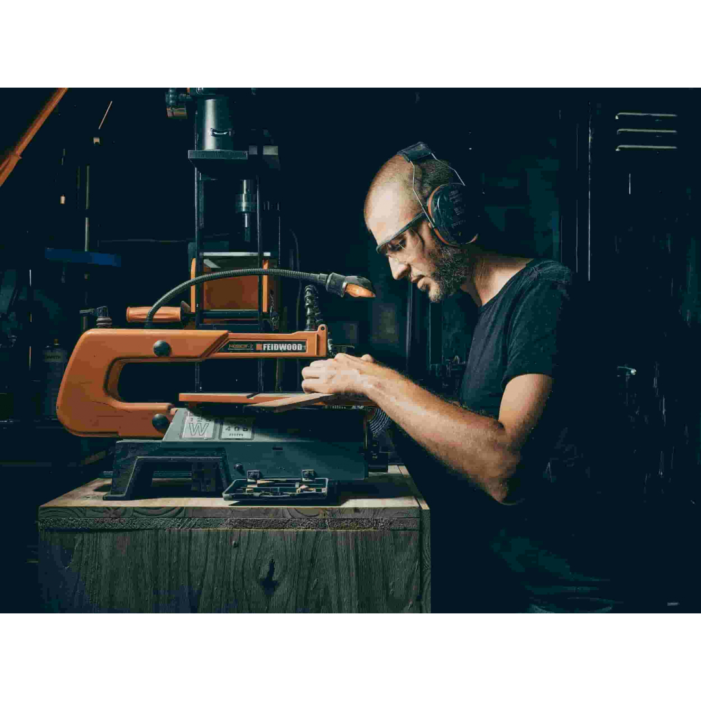 Couteau en bois stabilisé des Alpes – création unique de la coutellerie Bermudes