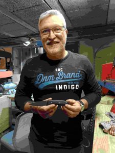 Stagiaire et artisan échangent après une journée de création