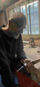 Établi d’artisan coutelier en Haute-Savoie avec matériaux nobles