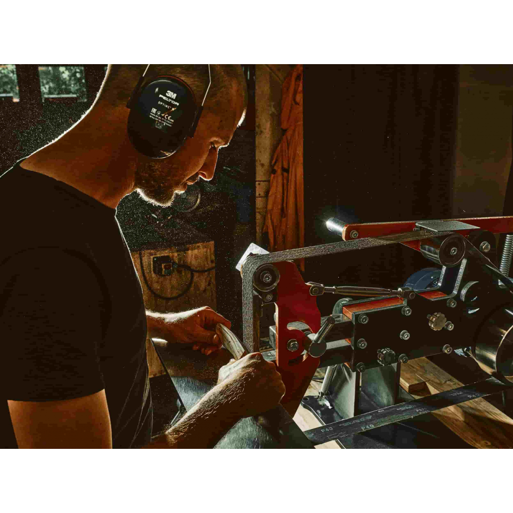 Finitions d’un couteau artisanal par Jean Dufour dans son atelier en Savoie