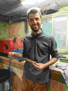 Stagiaire posant avec son couteau et certificat de stage