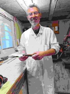 Présentation de couteaux finalisés sur plan de travail bois