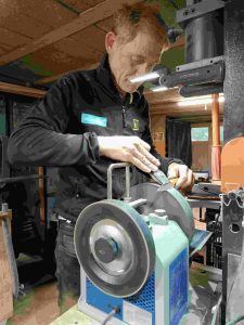 L’artisan explique une étape à un stagiaire attentif