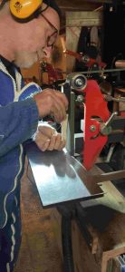 Stagiaire concentré en train de polir sa lame