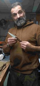 Ambiance conviviale d’un atelier de coutellerie en Savoie