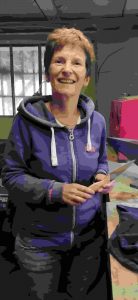 Artisan transmettant son savoir-faire à un stagiaire