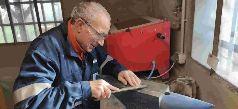 Apprentissage des gestes artisanaux de la coutellerie