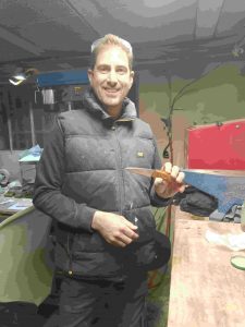 Fabrication du manche en bois noble pendant un stage en Savoie