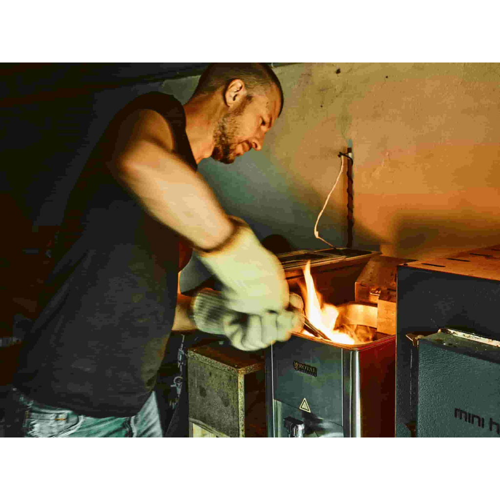 Jean Dufour en pleine trempe d’un couteau artisanal dans son atelier en Savoie