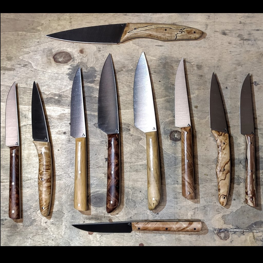 Différents couteaux artisanaux terminés fabriqués à la main à la Coutellerie Bermudes près de Chambéry en Savoie.