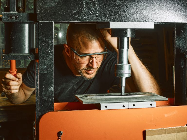 Impression d’une lettre dans la lame d’un couteau artisanal sur mesure à la Coutellerie Bermudes près de Chambéry en Savoie