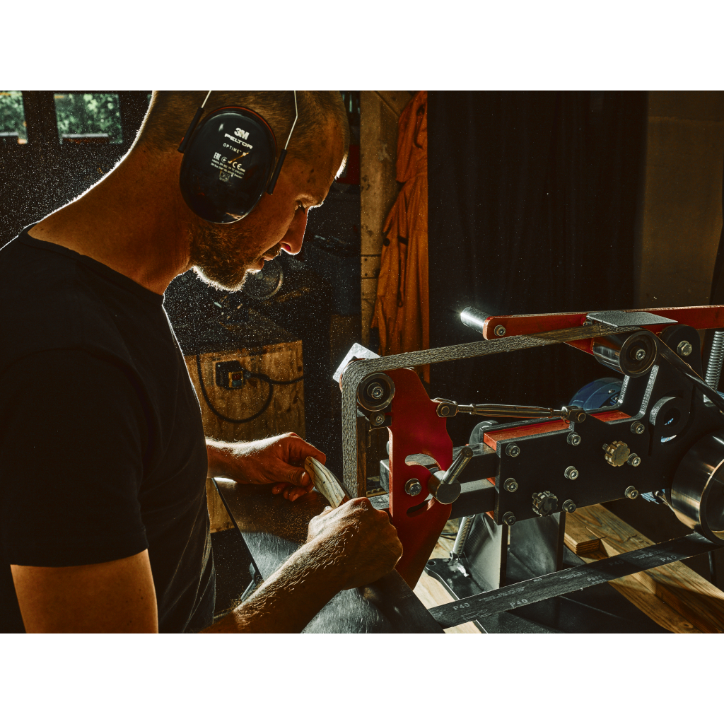 Fabrication d’un couteau de cuisine artisanal dans l’atelier de coutellerie Bermudes à Chambéry en Savoie