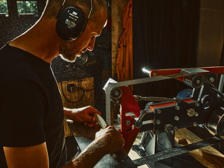 Fabrication d’un couteau de cuisine artisanal dans l’atelier de coutellerie Bermudes à Chambéry en Savoie