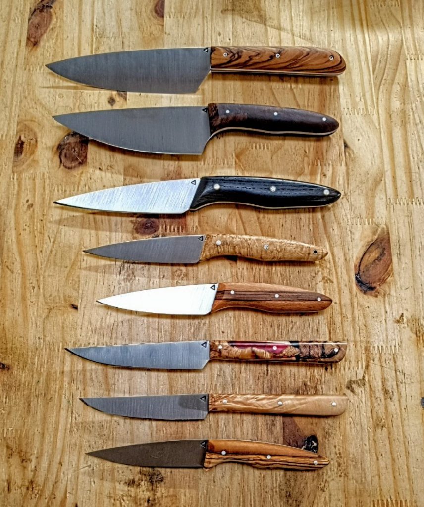 Vue d’ensemble des huit modèles de couteaux artisanaux de la Coutellerie Bermudes, du modèle 1 au modèle 8, fabriqués à la main près de Chambéry en Savoie.