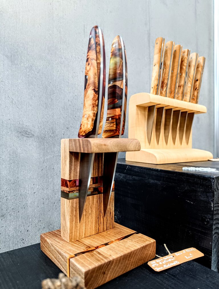 Services de couteaux artisanaux modèles 5 et 2 fabriqués à la Coutellerie Bermudes avec manches en résine époxy et bois stabilisé et en loupe de marronnier stabilisé.