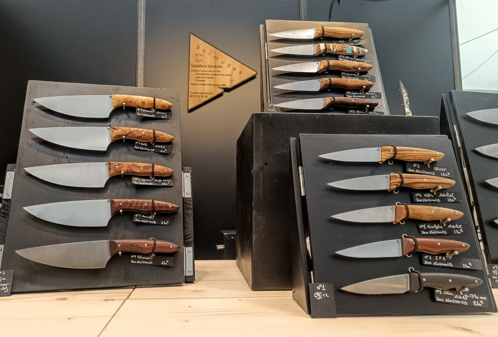 Vue d’ensemble de couteaux de cuisine artisanaux et éminceurs fabriqués à la main à la Coutellerie Bermudes près de Chambéry en Savoie.