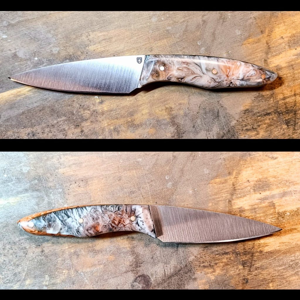 Couteau artisanal modèle n°4 de la Coutellerie Bermudes avec manche en eucalyptus et résine époxy, fabriqué à la main à l’atelier de coutellerie près de Chambéry en Savoie, entre Chartreuse et Bauges.