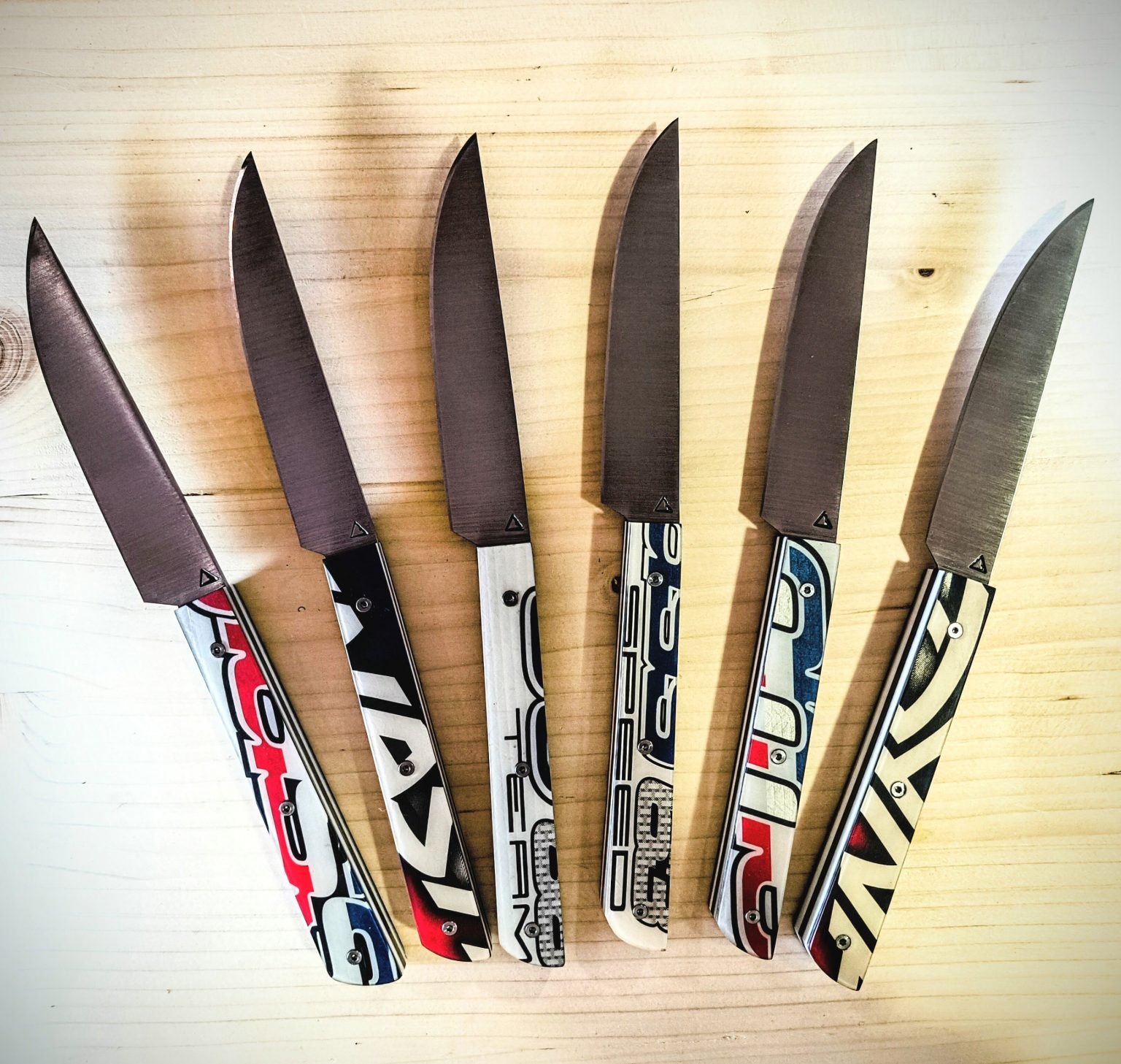 Service de six couteaux artisanaux avec manches en skis Dynastar Omeglass recyclés, fabriqués à la main à la Coutellerie Bermudes près de Chambéry en Savoie.