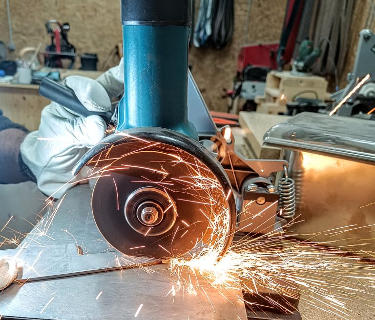 Découpe d’une plaque d’acier inox pour couteau artisanal sur mesure à la Coutellerie Bermudes près de Chambéry en Savoie