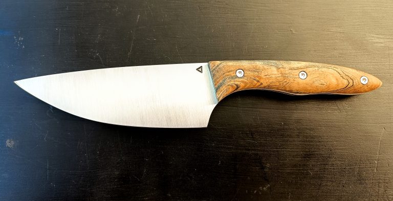 Couteau de cuisine artisanal demi-chef modèle n°7 très ergonomique fabriqué à la main à la Coutellerie Bermudes près de Chambéry en Savoie.