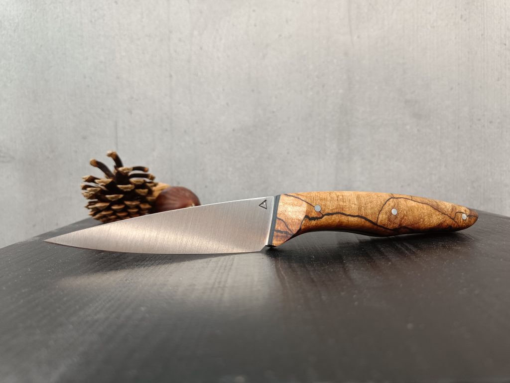 Couteau artisanal sur mesure réalisé à la Coutellerie Bermudes à Barberaz près de Chambéry en Savoie