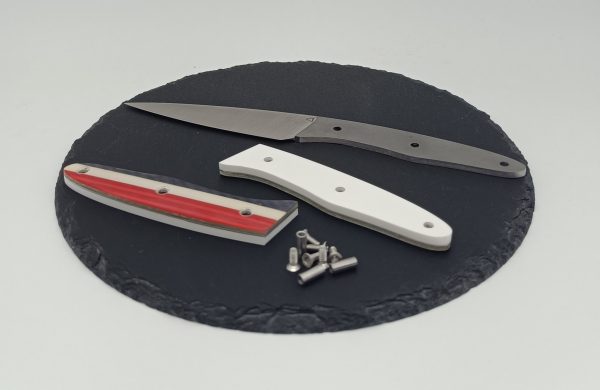 Couteau artisanal modèle n°5 avec manche réalisé en ski Dynastar Omeglass recyclé, construction démontable avec vis filet inox, fabrication à la Coutellerie Bermudes près de Chambéry.