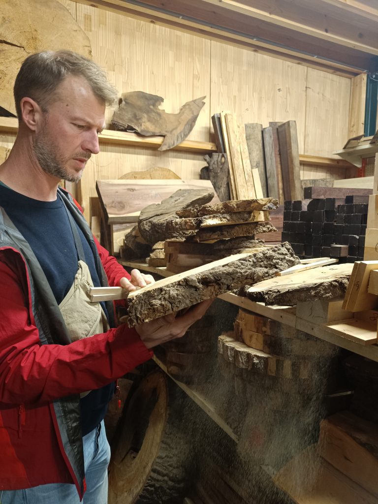 Choix d’un bois pour manche de couteau sur mesure à la Coutellerie Bermudes à Barberaz près de Chambéry en Savoie