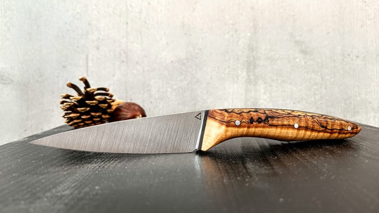 Couteau de table artisanal modèle n°5 avec manche en érable échauffé et insert en ébène, fabriqué à la main à la Coutellerie Bermudes près de Chambéry en Savoie.