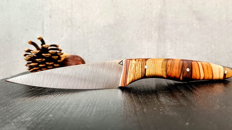 Couteau artisanal modèle n°5 avec manche en différents bois stabilisés, fabriqué à la main à la Coutellerie Bermudes près de Chambéry en Savoie.