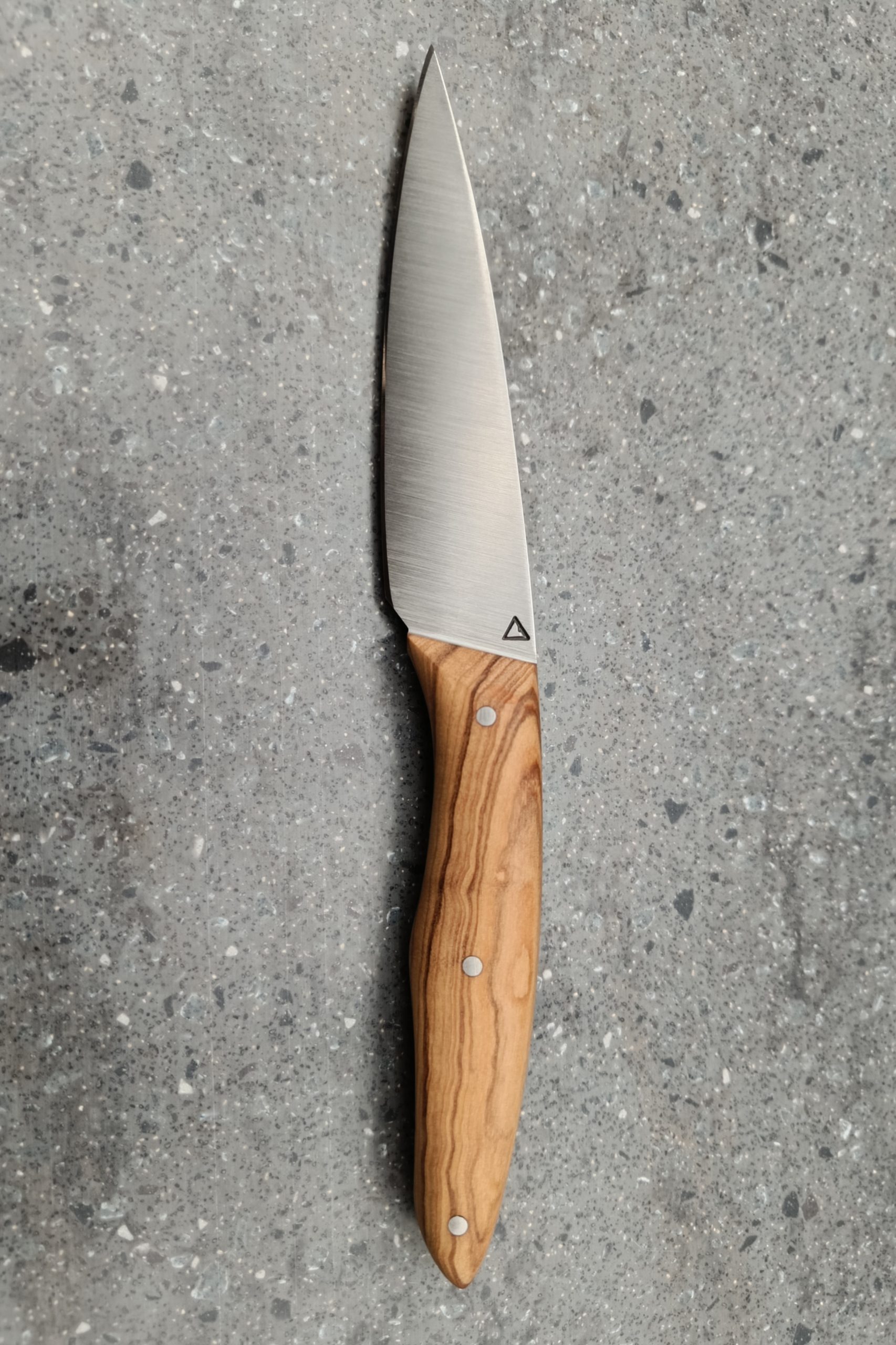 Stage de coutellerie duo 1 jour à Chambéry en Savoie – fabrication d’un couteau artisanal modèle n°5 en olivier à la Coutellerie Bermudes, accessible depuis Lyon et Grenoble