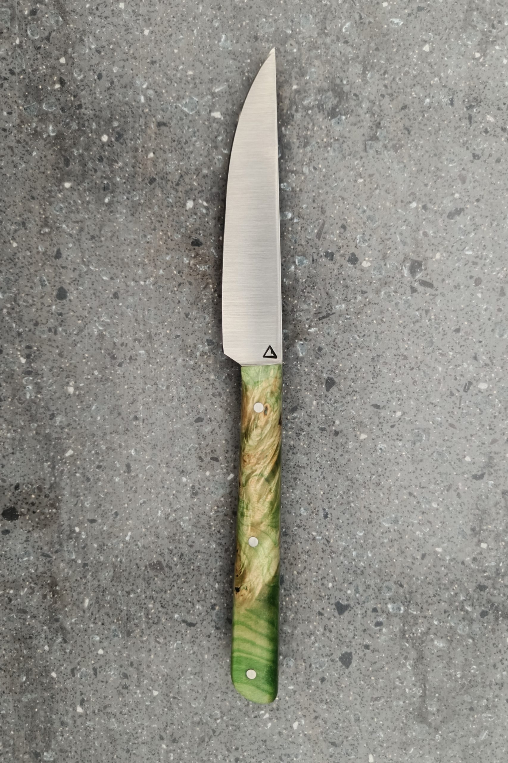 Couteau de table artisanal 21 cm en loupe de marronnier stabilisée teintée vert modèle n°2, fabriqué à Chambéry en Savoie – Coutellerie Bermudes (Lyon, Genève, Annecy, Grenoble)