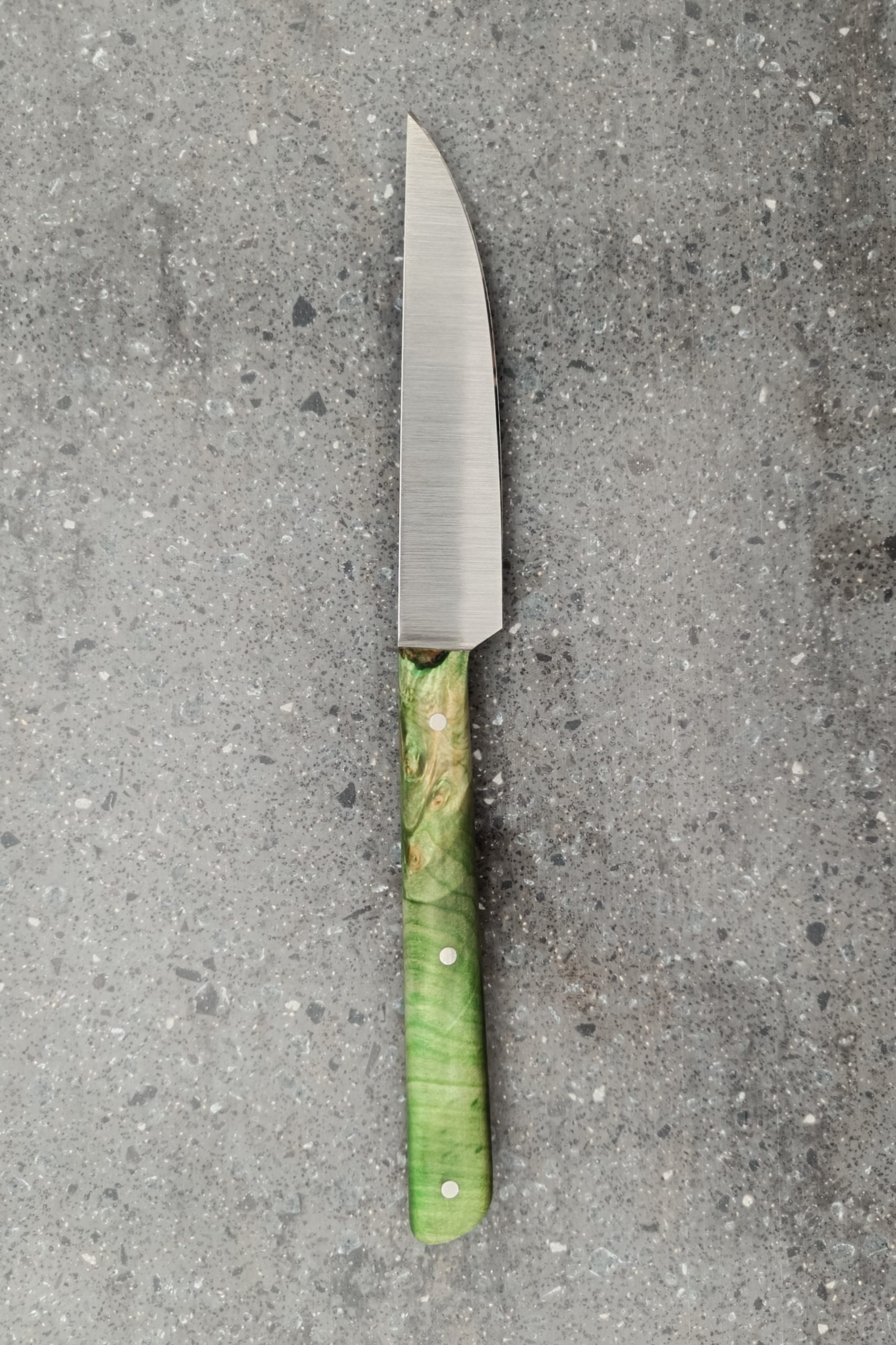 Vue verso couteau de table artisanal 21 cm en loupe de marronnier stabilisée verte modèle n°2, fabrication Chambéry Savoie (Valence, Saint-Gervais, Genève)