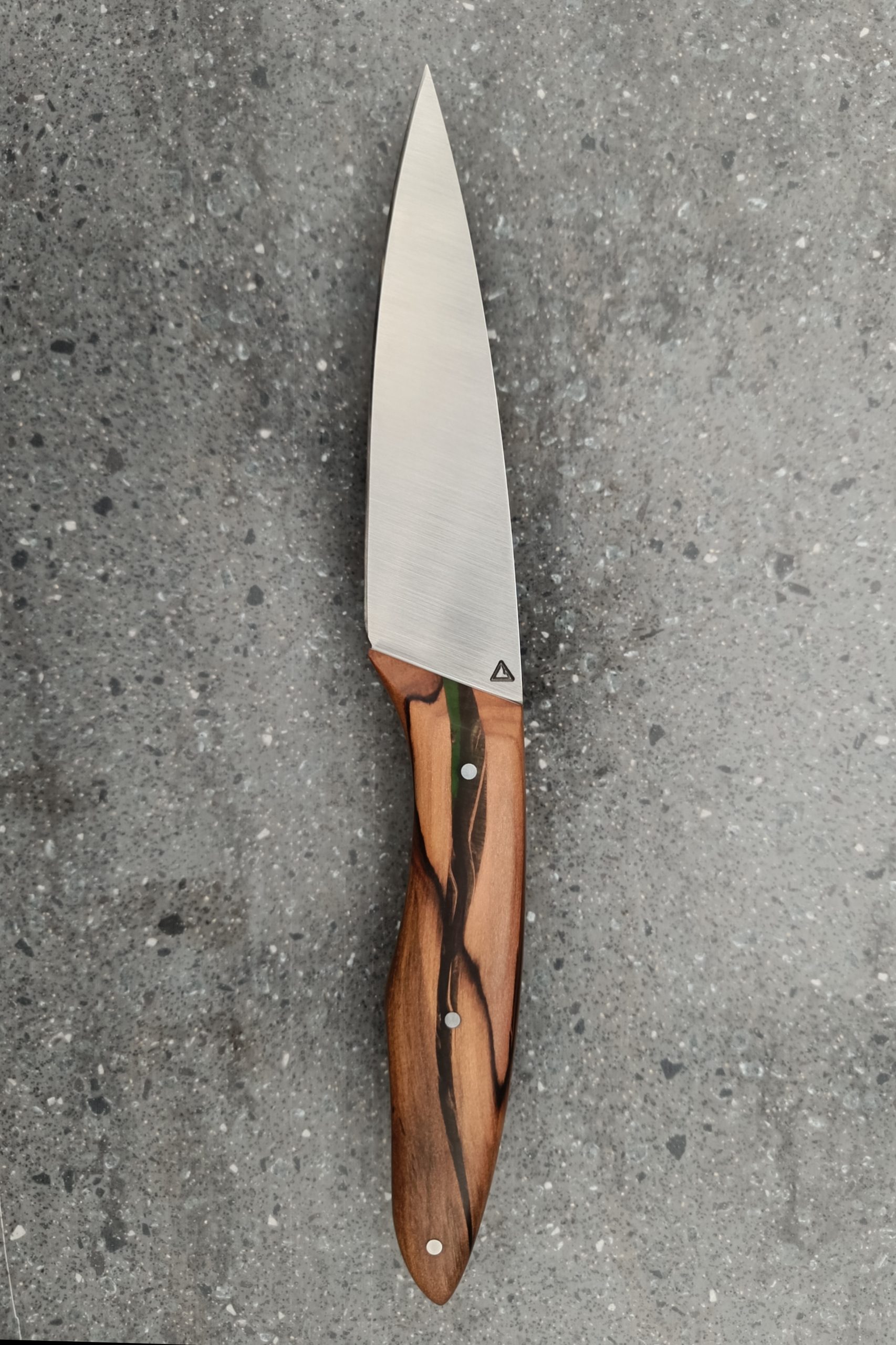 Couteau cuisine artisanal 25 cm modèle n°6 cognassier stabilisé et résine époxy verte, ligne centrale fine, fabrication française Chambéry
