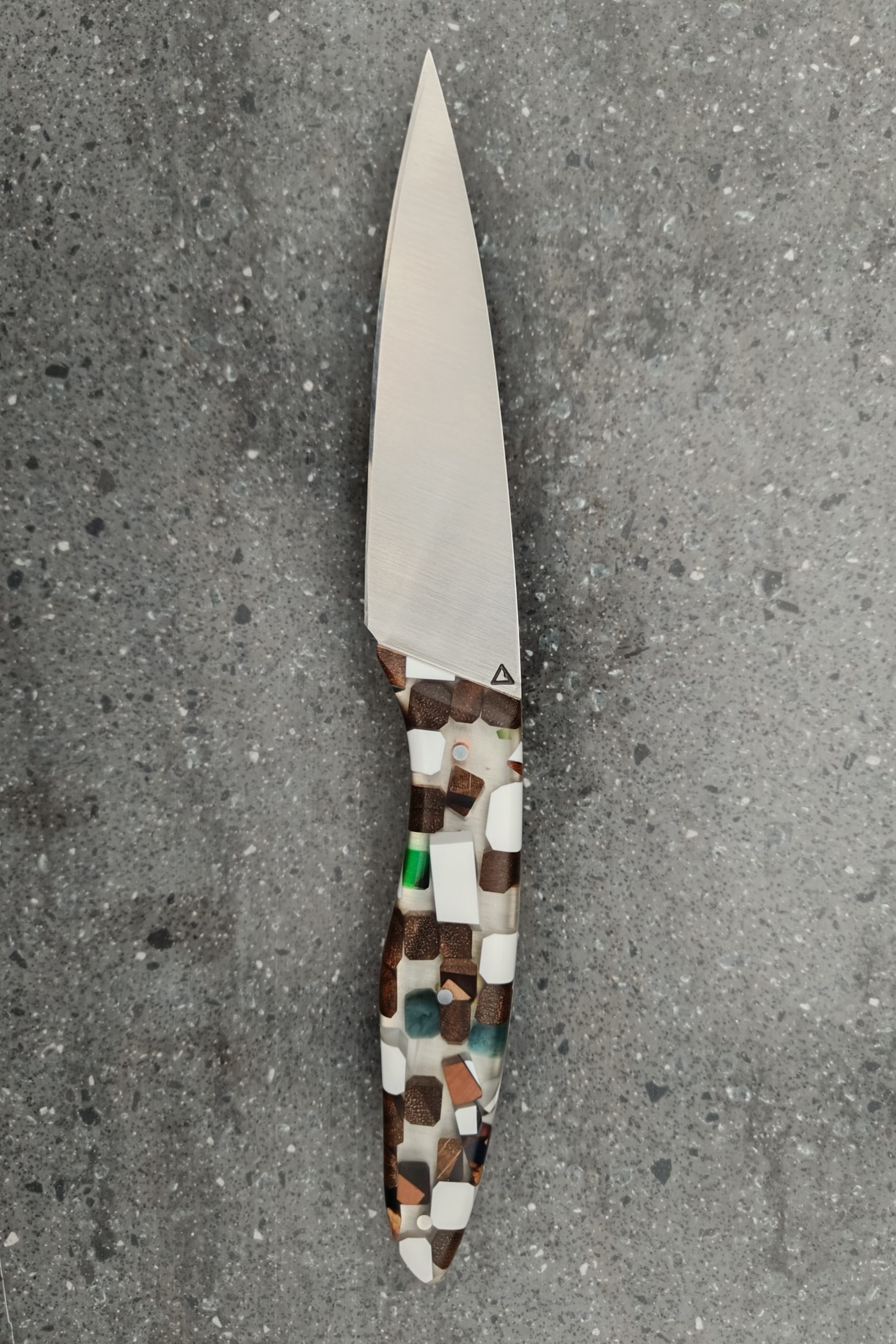 Couteau cuisine artisanal 25 cm modèle n°6 en résine époxy et bois de bout noyer stabilisé, pièce unique fabrication française design artistique