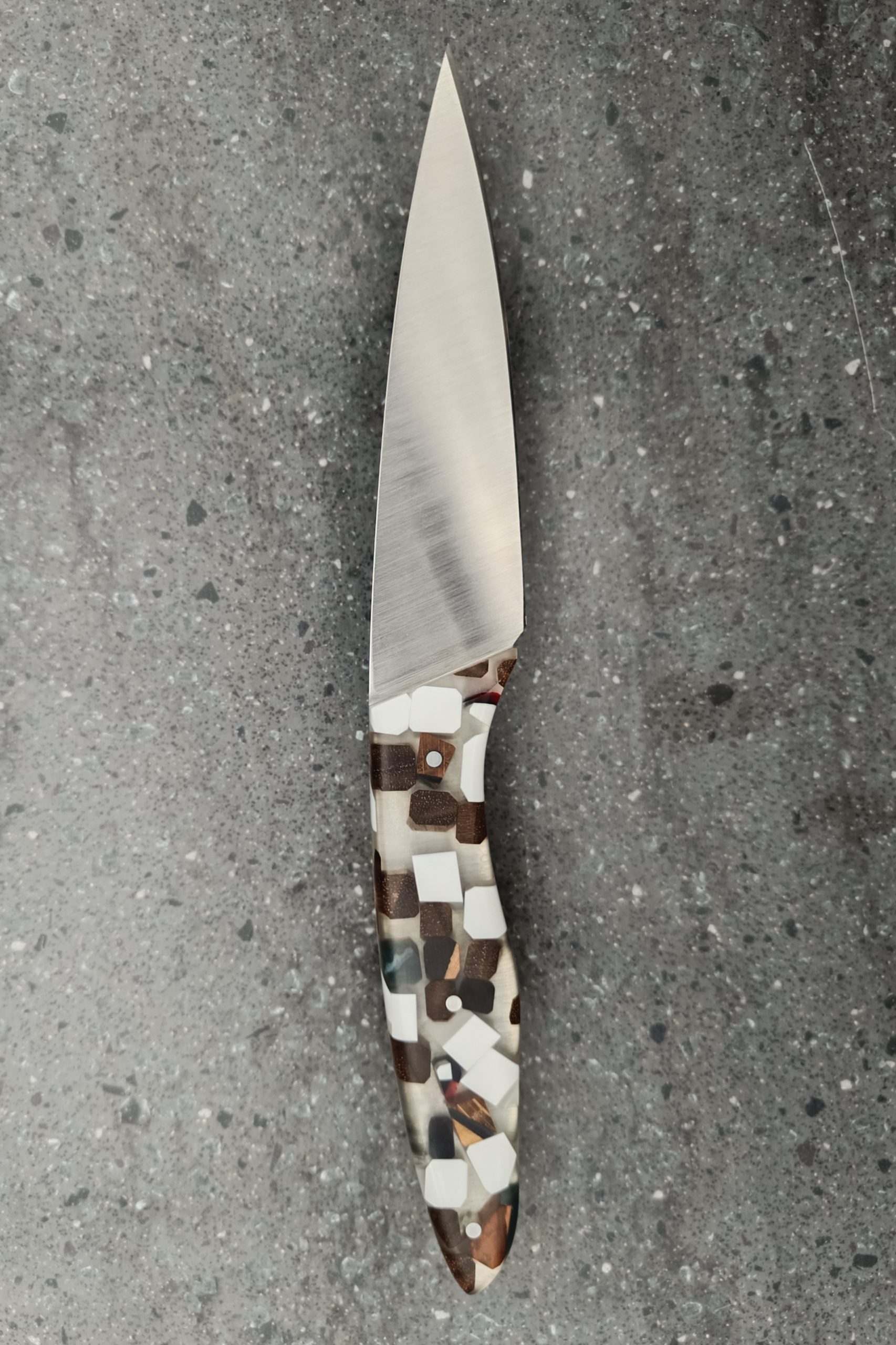 Vue verso couteau cuisine artisanal 25 cm résine époxy bois de bout noyer stabilisé création unique fabrication française