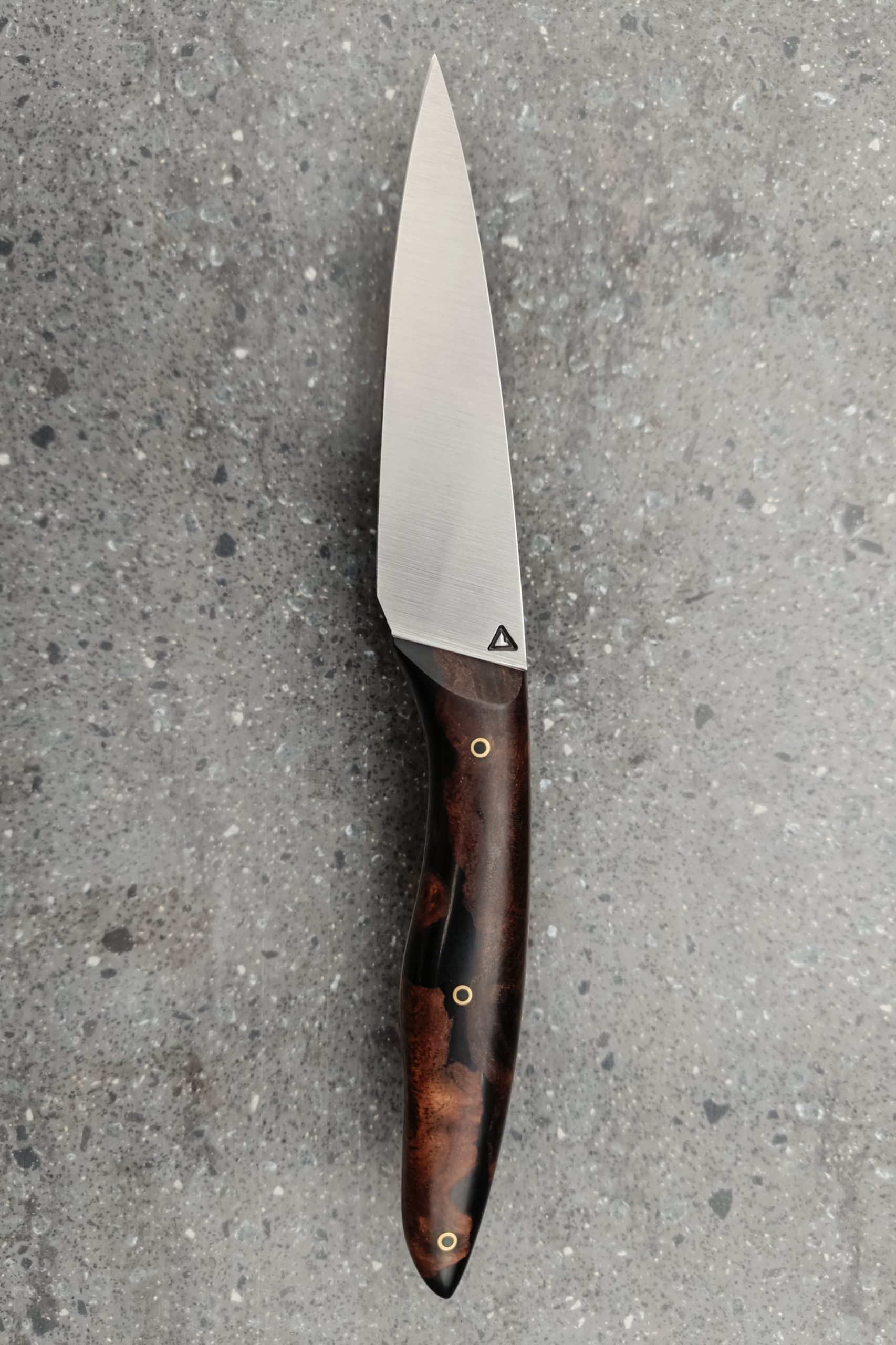 Couteau de table en loupe d'orme stabilisée avec résine époxy noire fabriqué à la main en Savoie.