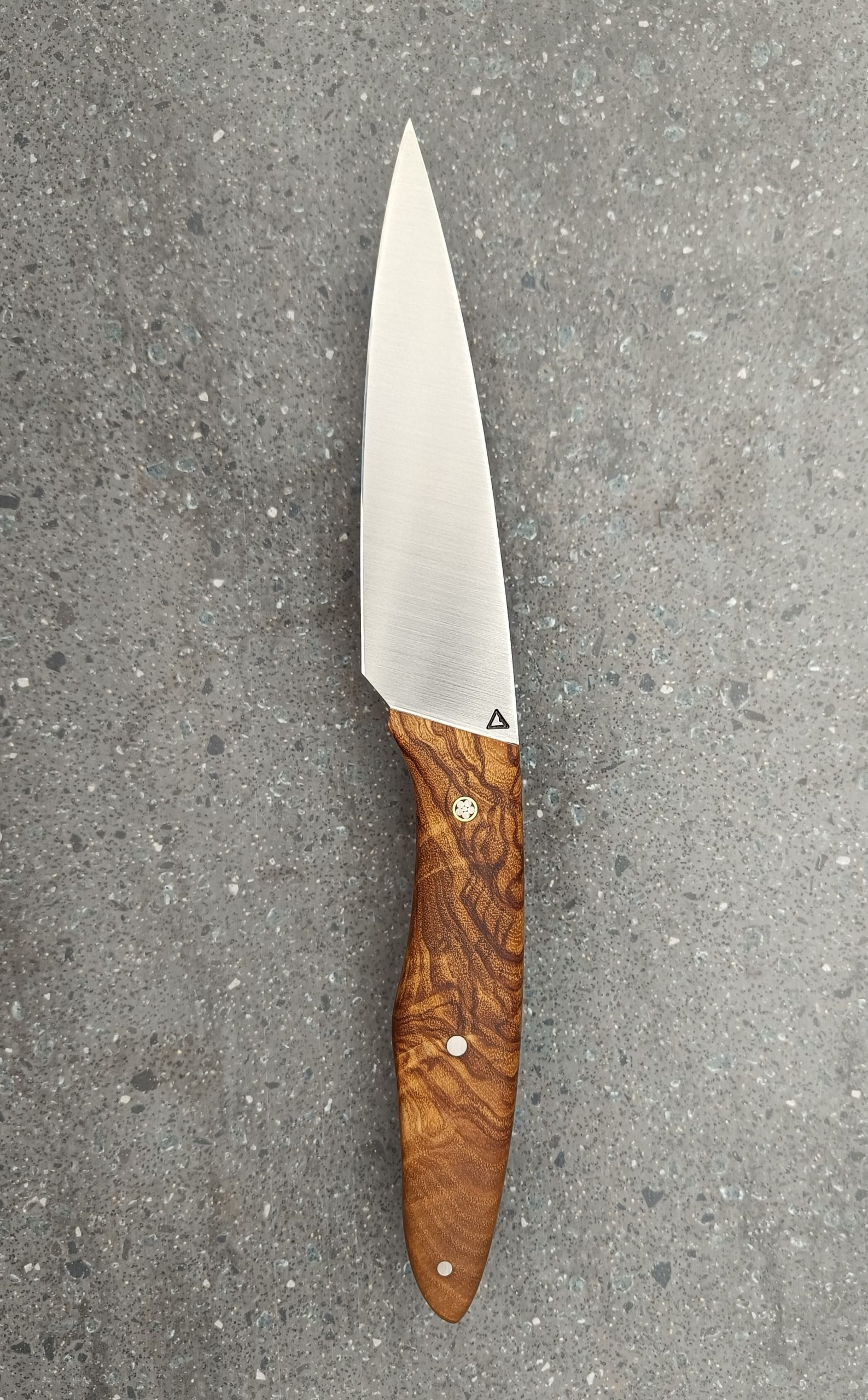 Couteau de cuisine N°6 en ronce de frêne stabilisée avec premier rivet mosaïque, vue recto