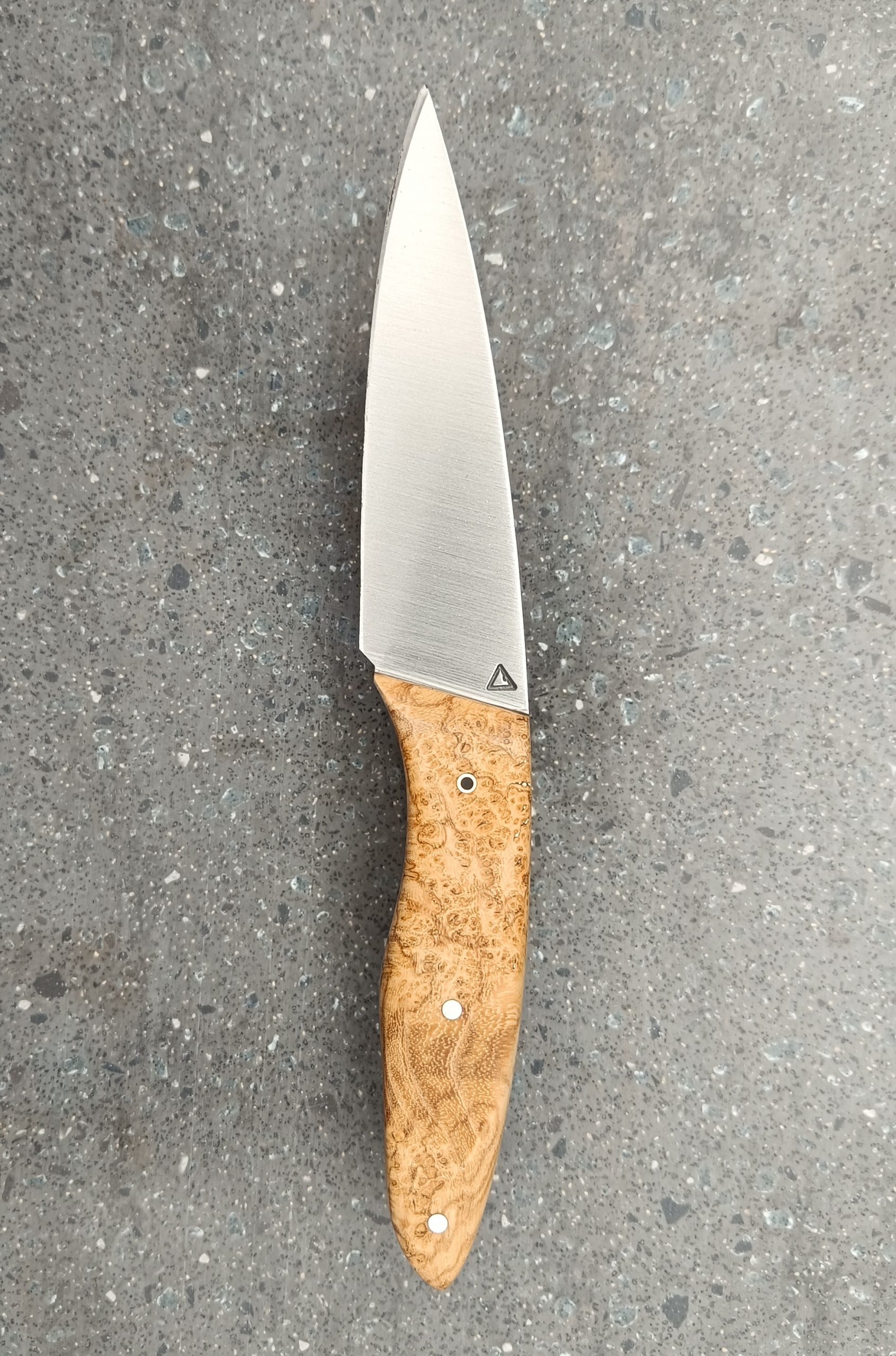 Couteau d’office français N°4 de 19 cm en broussin de frêne stabilisé avec rivet carbone cerclé d’inox, vue recto