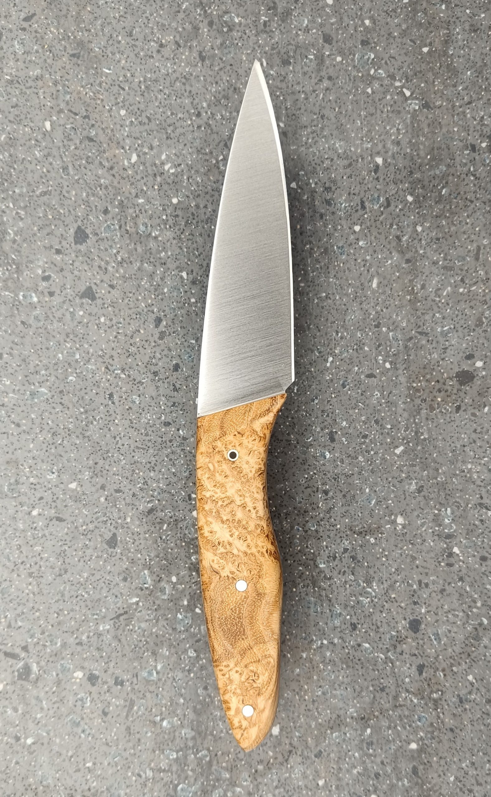 Couteau de cuisine N°4 en broussin de frêne stabilisé montrant le veinage rare du manche, vue verso