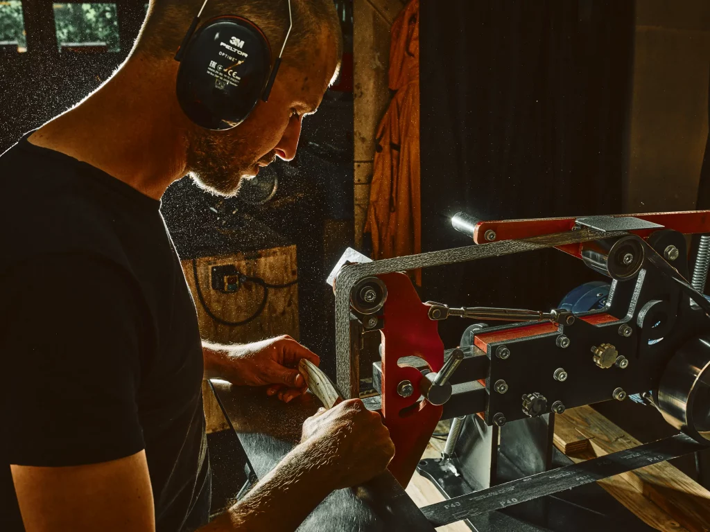 Fabrication d’un couteau de cuisine artisanal dans l’atelier de coutellerie Bermudes à Chambéry en Savoie