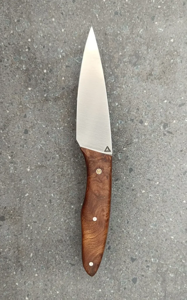 Couteau de cuisine artisanal avec manche en bois et rivet mosaïque, vue recto
