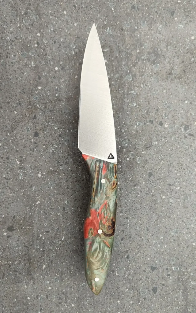 Couteau de cuisine artisanal avec manche en bois stabilisé coloré, vue recto