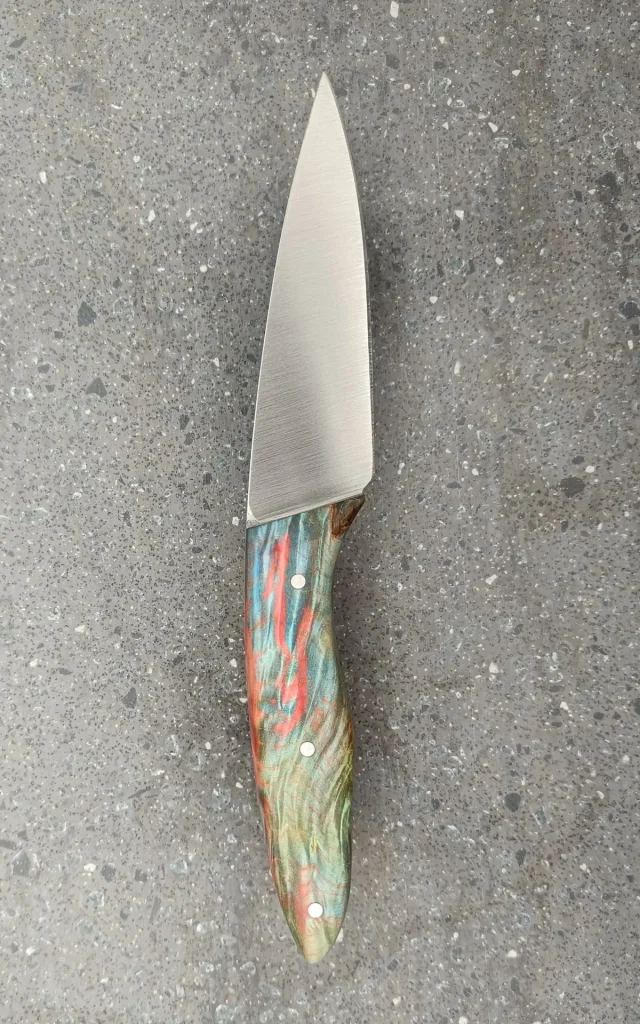 Couteau de cuisine artisanal avec manche en bois stabilisé coloré, vue verso
