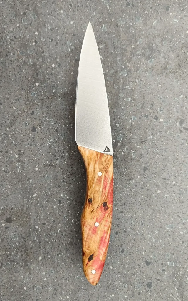 Couteau de cuisine artisanal avec manche en bois stabilisé teinté rouge, vue recto