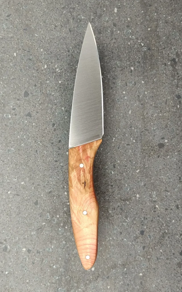 Couteau de cuisine artisanal avec manche en bois stabilisé teinté rouge, vue verso