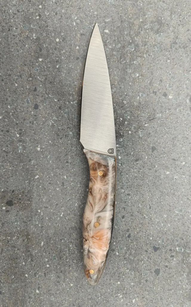 Couteau artisanal Bermudes avec manche en bois stabilisé et résine nacrée, vue recto