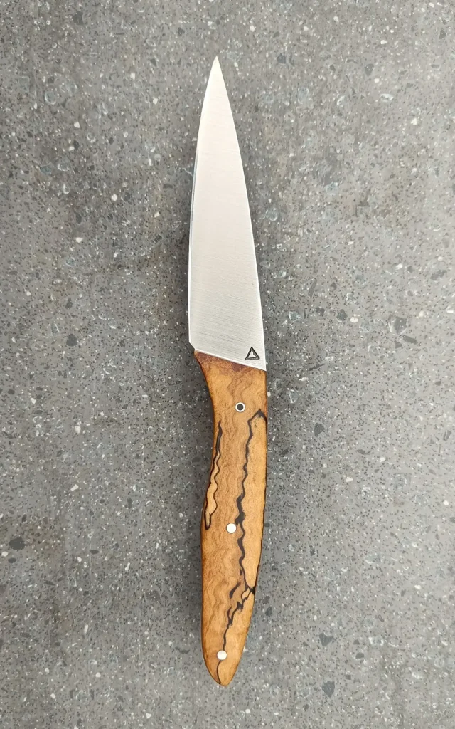 Couteau de cuisine artisanal avec manche en bois échauffé stabilisé, vue recto