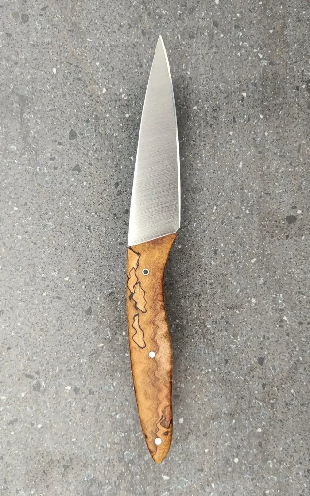 Couteau de cuisine artisanal avec manche en bois échauffé stabilisé, vue verso