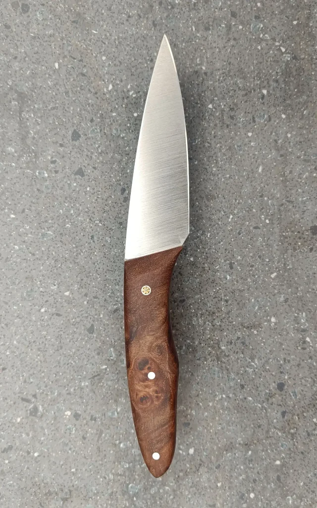 Couteau de cuisine artisanal avec manche en bois et rivet mosaïque, vue verso