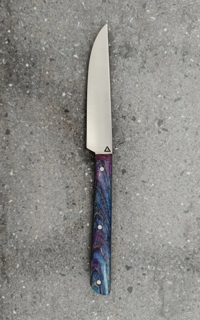 Couteau de cuisine artisanal avec manche en bois stabilisé bleu et violet, vue recto